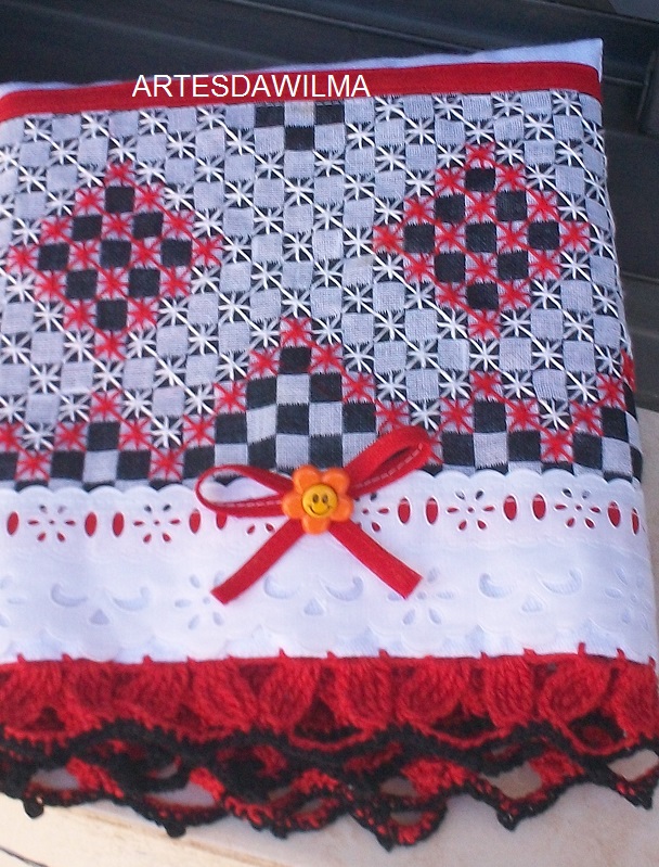 Caminho de mesa bordado em tecido xadrez